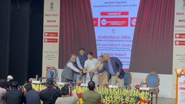 ज्योतिरादित्य सिंधिया 24 और 48 घंटे में गारंटीकृत वितरण देने वाली डाक विभाग की नई सेवाओं ‘24 स्पीड पोस्ट’, ‘24 स्पीड पोस्ट पार्सल’ और ‘48 स्पीड पोस्ट’ का शुभारंभ करते हुए। साथ में हैं संचार राज्यमंत्री चंद्रशेखर पेम्मासानी और विभाग की सचिव वंदिता कौल