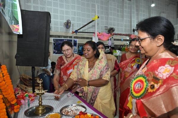 बसंत मेले का उद्घाटन करते हुए मेयर