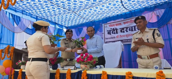 Baithak me upastith adhikari