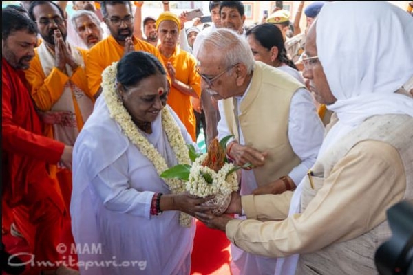 अमृतानंदमयी मां को पुष्पगुच्छ भेंट करते विहिप के दिनेशचन्द्र