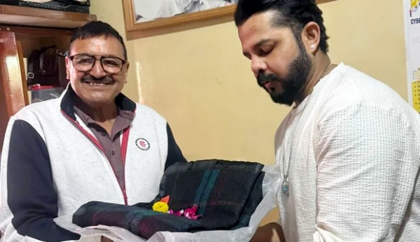 कैंची धाम में मंदिर के प्रबंधक प्रदीप साह के साथ पूर्व क्रिकेटर श्रीसंत।