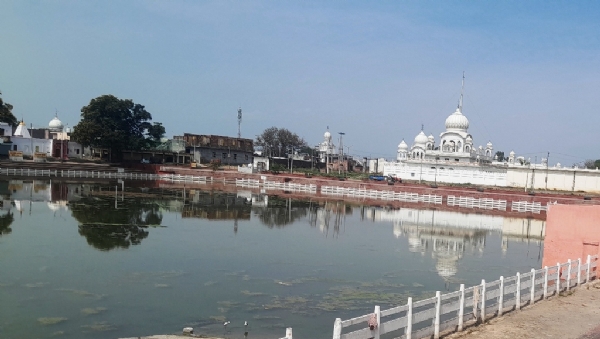 तीर्थ स्थल कपाल मोचन के तालाब की गंदगी का दृश्य