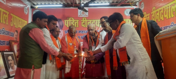 उद्घाटन करते विधायक और अन्य