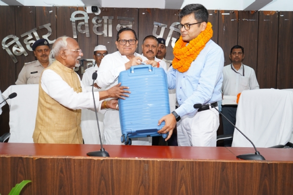 विधान परिषद के सचिव को विदाई करते सभापति अवधेश नारायण सिंह