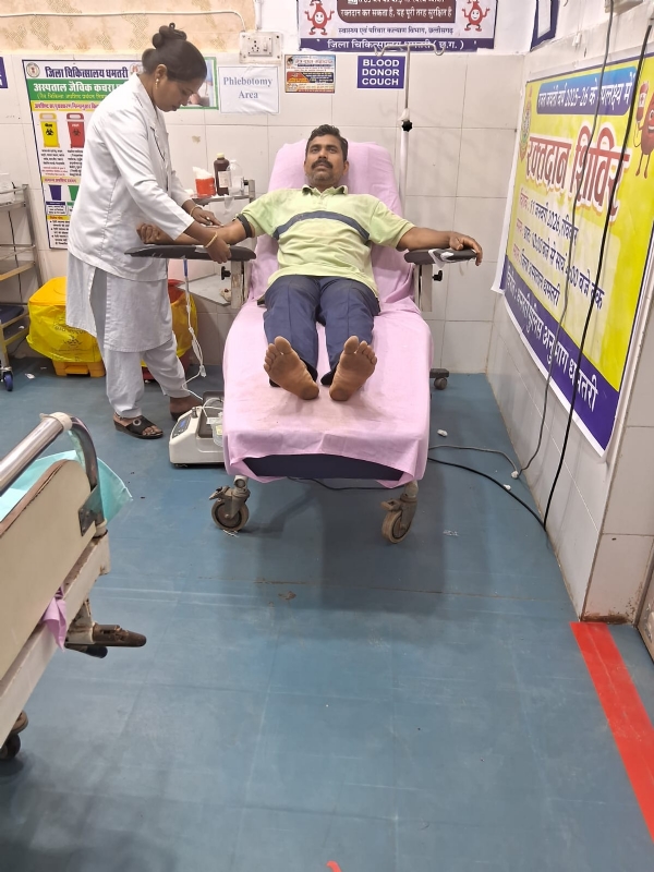 रक्तदान करते हुए जिला अस्पताल गगन कुंभकार।