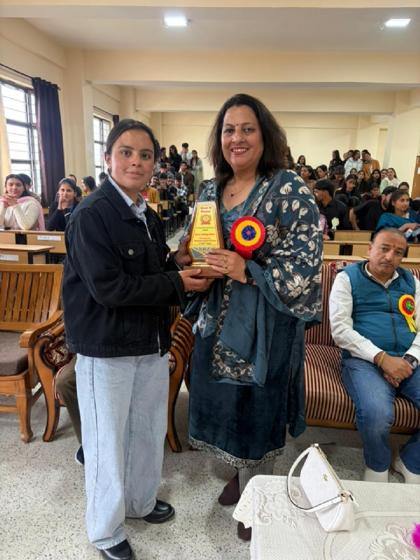 प्राचार्या डॉ. सीमा शर्मा पुरस्कृत करते हुए।