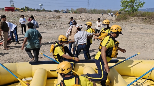 भूस्खलन और बाढ़ जैसी आपदाओं का पूर्वाभ्यास करते हुए बचाव टीम।