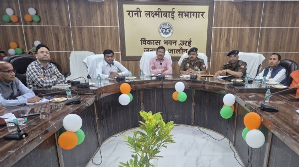 बैठक करते डीएम व एसपी