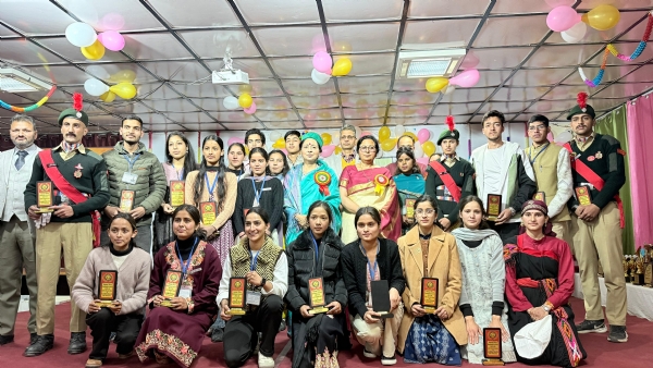 सराज के लंबाथाच कालेज के वार्षिक पारितोषिक समारोह के दौरान।