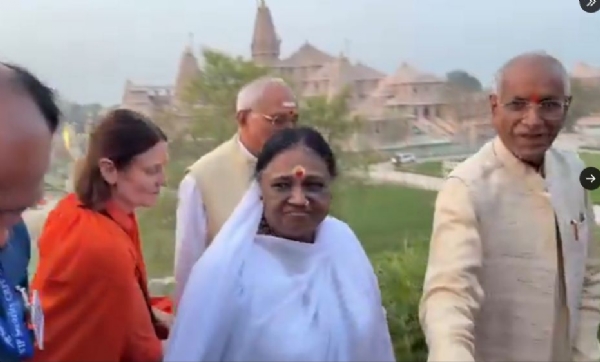 राम मंदिर परिसर में अमृतानंदमयी मां के साथ चंपत राय