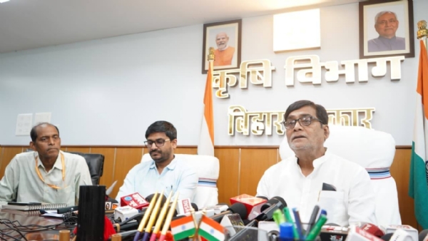 कृषि मंत्री रामकृपाल यादव अपने विभाग में पत्रकार वार्ता के दौरान