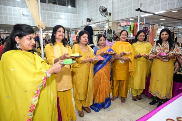 सरस मेला में शामिल महिलाएं