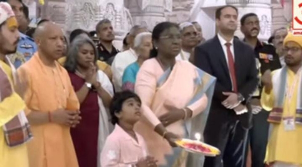 राष्ट्रपति द्रौपदी मुर्मु श्रीराम लला मंदिर में पूजन करते हुए