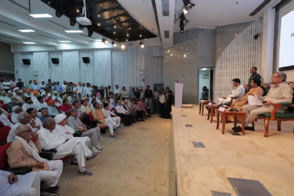 दिल्ली सचिवालय में गुरुवार को आगामी बजट को लेकर किसानों  व ग्रामीणों से  संवाद करती मुख्यमंत्री रेखा गुप्ता