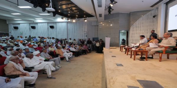 मुख्यमन्त्री अग्रिम-वित्तनिर्धारण-विषये कृषकैः, ग्रामीणैः तथा गिग-कर्मचारिभिः सह संवादं कृतवान्