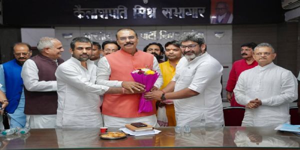 बिहार-राज्यस्य भाजपा-प्रदेशाध्यक्षः संजयः सरावगी प्रवक्तॄभिः पदाधिकारिभिः च सह सभां कृतवान्