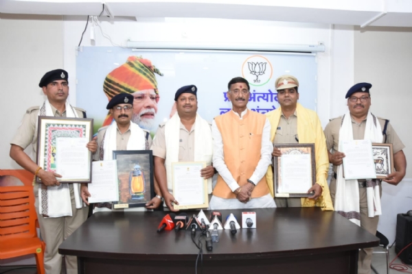 राज्य रक्षा मंत्री संजय सेठ के साथ सम्मानित जवानों की टीम