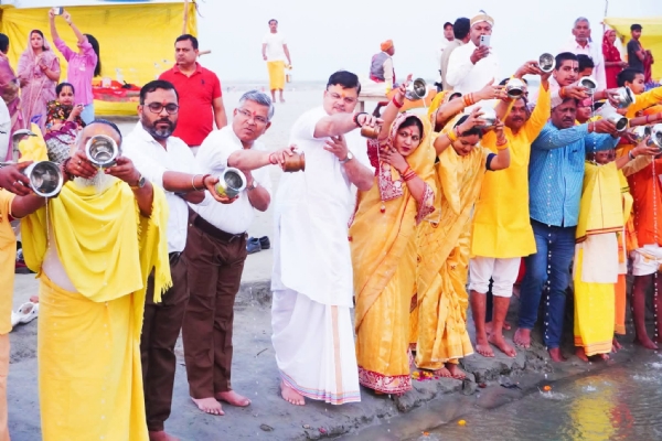 नवसंवत्सर सरयू तट पर  उदयमान सूर्य को अर्घ्य दिया गया