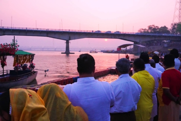 नवसंवत्सर सरयू तट पर  उदयमान सूर्य को अर्घ्य दिया गया