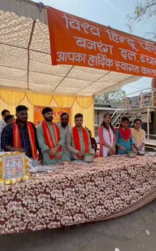 आरोग्य की कामना के साथ नीम मिश्री का किया वितरण