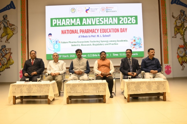 मंच में जुटे लोगों की तस्वीर