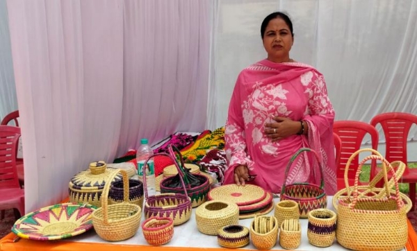 रजनी बाला अपने मूंज उत्पादों के साथ