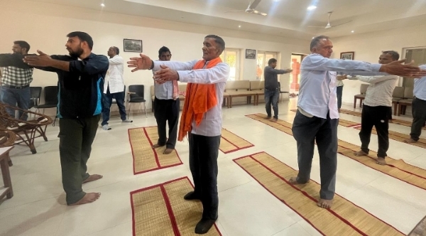 योग प्रशिक्षित होते कर्मचारी योग प्रशिक्षित होते कर्मचारी