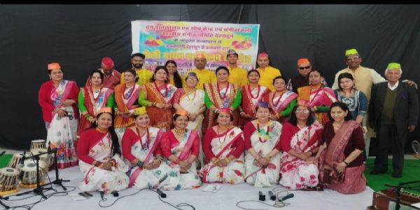 ‘खोलो किवाड़ चलो मठ इति आभ्यंतराद् गूंजितः एम्फीथियेटर इति