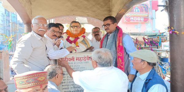 महादेवी वर्मा-महाभागायाः प्रतिमायां जिलाधिकारिणा माल्यार्पणं कृत्वा तस्याः जयंती श्रद्धापूर्वकं समाचरिता