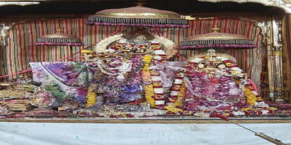 श्री–गोविन्ददेवजी–मन्दिरे राग–वृष्टिः — ठाकुरजी-इत्यनेन सह भक्तैः पुष्प–होलिका क्रीडिता