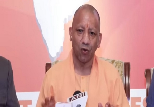 सिंगापुर में पतकाराें से वार्ता करते सीएम योगी