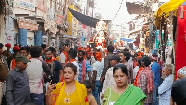 शोभायात्रा में शामिल लोग शोभायात्रा में शामिल लोग