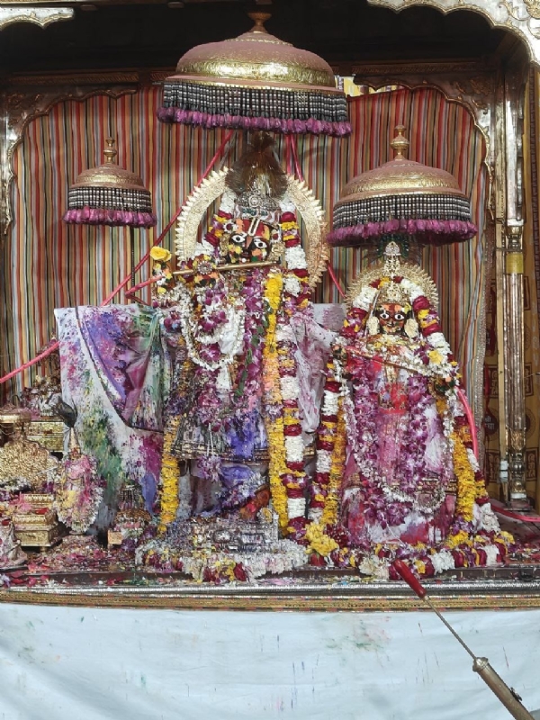 श्री गोविंददेवजी मंदिर में रंगों की बौछार: ठाकुरजी संग भक्तों ने खेली फूलों की होली श्री गोविंददेवजी मंदिर में रंगों की बौछार: ठाकुरजी संग भक्तों ने खेली फूलों की होली