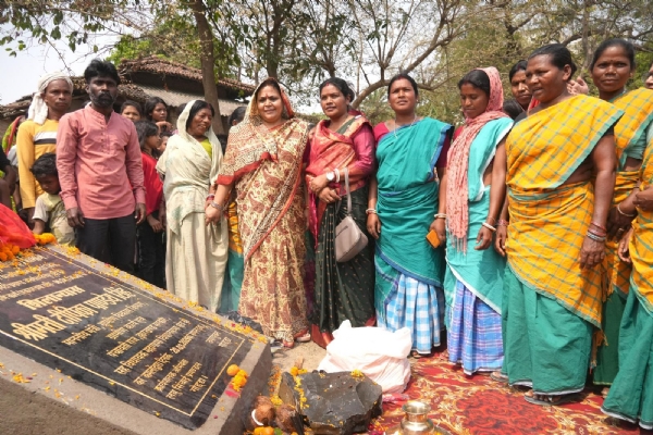 शिलान्यास कार्यक्रम में शामिल मंत्री सहित अन्य की तस्वीर