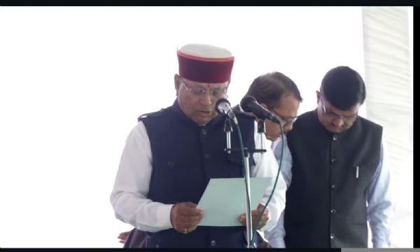 देहरादून जिले के राजपुर विधानसभा के विधायक खजान दास शपथ ग्रहण लेते हुए।