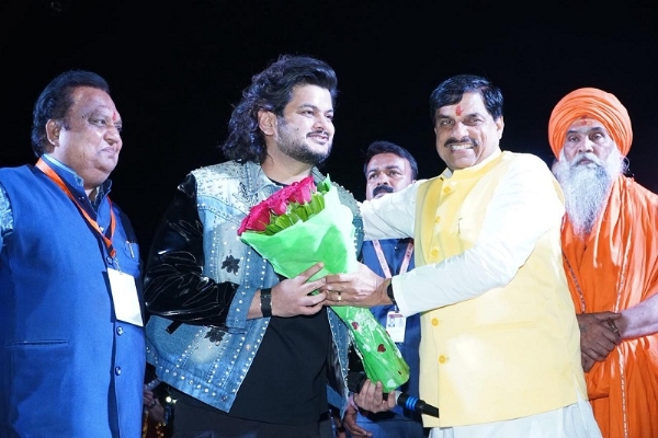 धर्मनगरी उज्जैन में राम घाट पर आयोजित सृष्टि आरम्भ उत्सव में गायक विशाल मिश्रा का स्वागत करते हुए मुख्यमंत्री धर्मनगरी उज्जैन में राम घाट पर आयोजित सृष्टि आरम्भ उत्सव में गायक विशाल मिश्रा का स्वागत करते हुए मुख्यमंत्री