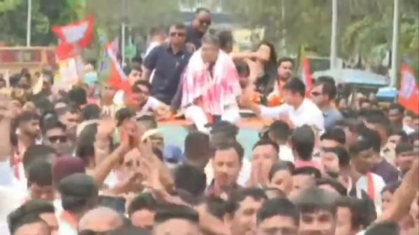 गुवाहाटी में जनसैलाब के बीच मुख्यमंत्री डॉ हिमंत बिस्व सरमा की नामांकन पत्र दाखिल के लिए रैली। गुवाहाटी में जनसैलाब के बीच मुख्यमंत्री डॉ हिमंत बिस्व सरमा की नामांकन पत्र दाखिल के लिए रैली।