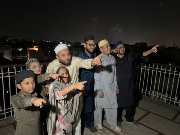 वाराणसी में ईंद का चांद दिखते लोग वाराणसी में ईंद का चांद दिखते लोग