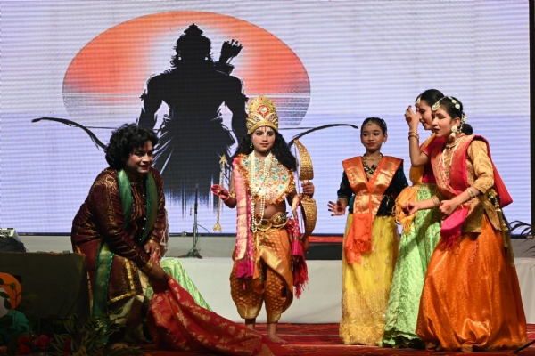 भगवान राम के अयोध्या आगमन पर स्वागत का दृश्य प्रस्तुत करती कथक टीम।