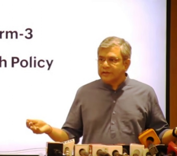 रेल मंत्री अश्विनी वैष्णव गुरुवार को रेल भवन में संवाददाता सम्मेलन को संबोधित करते हुए