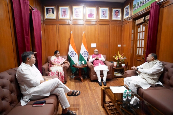 दिल्ली विधानसभा अध्यक्ष विजेंद्र गुप्ता से शुक्रवार को मुख्यमंत्री करती मुख्यमंत्री रेखा गुप्ता, साथ कैबिनेट मंत्री प्रवेश साहिब  सिंह