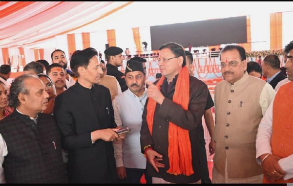 मुख्यमंत्री कार्यक्रम की तैयारियों को लेकर अधिकारियों का आवश्यक निर्देश देते हुए।