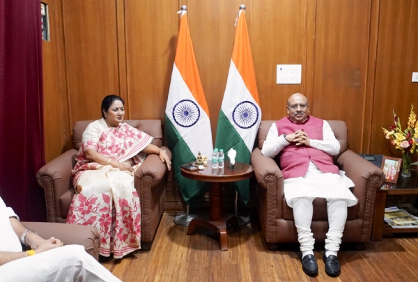 दिल्ली विधानसभा अध्यक्ष विजेंद्र गुप्ता से शुक्रवार को मुख्यमंत्री करती मुख्यमंत्री रेखा गुप्ता