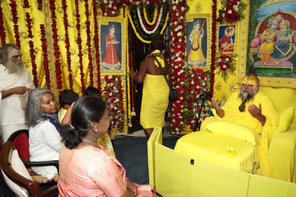 अध्यात्म, निस्वार्थ सेवा और जनकल्याण जैसे गहन विषयों पर चर्चा करते हुई राष्ट्रपति