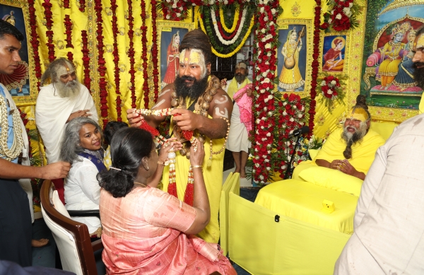 आध्यात्मिक चर्चा के दाैरान राष्ट्रपति मुर्मू प्रेमानंद महाराज से वार्ता के दाैरान अनुयायी स्वागत करते हुए