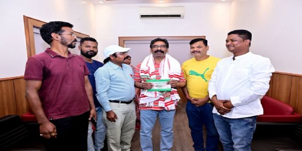 सरनापूजासमितिर्मुख्यमंत्रिणा साेरेनेन सह मेलनं, दत्तं निमंत्रणम्