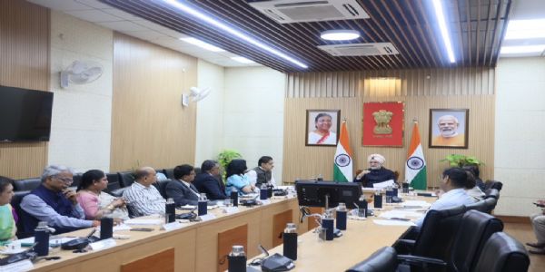 दिल्ल्याः उपराज्यपालो विश्वविद्यालयानां कुलपतिभिः निदेशकैश्च सहोपवेशनम्