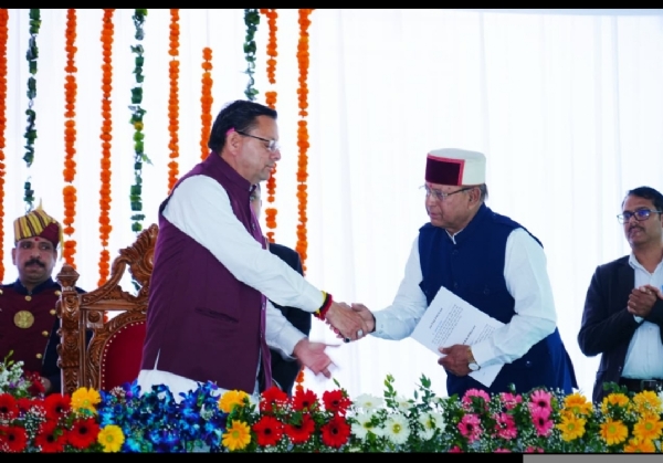 मंत्रिमंडल शपथ के दौरान नवनियुक्त मंत्री खजान दास मुख्यमंत्री से हाथ मिलाते हुए। मंत्रिमंडल शपथ के दौरान नवनियुक्त मंत्री खजान दास मुख्यमंत्री से हाथ मिलाते हुए।