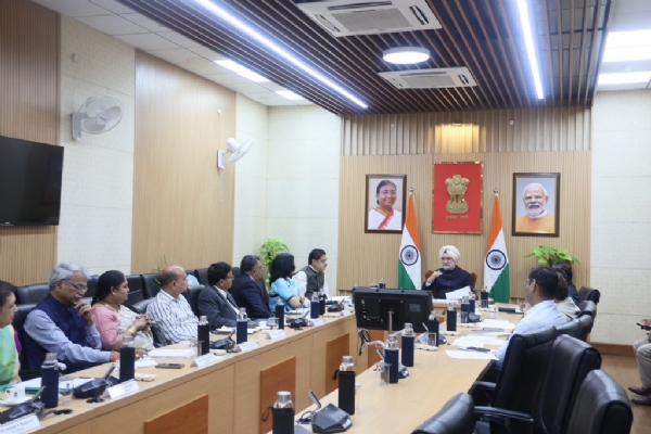 लोक निवास में दिल्ली के सभी विश्वविद्यालयों के कुलपतियों और निदेशकों के साथ बैठक करते उपराज्यपाल तरनजीत सिंह संधू