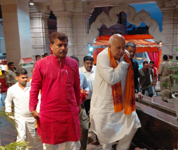 विंध्यवासिनी के दरबार में पहुंचे प्रदेश के कृषि मंत्री सूर्य प्रताप शाही।